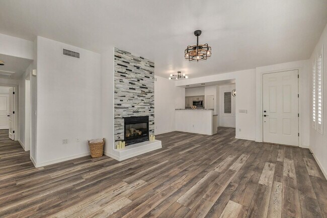 Building Photo - 15221 N Clubgate Dr