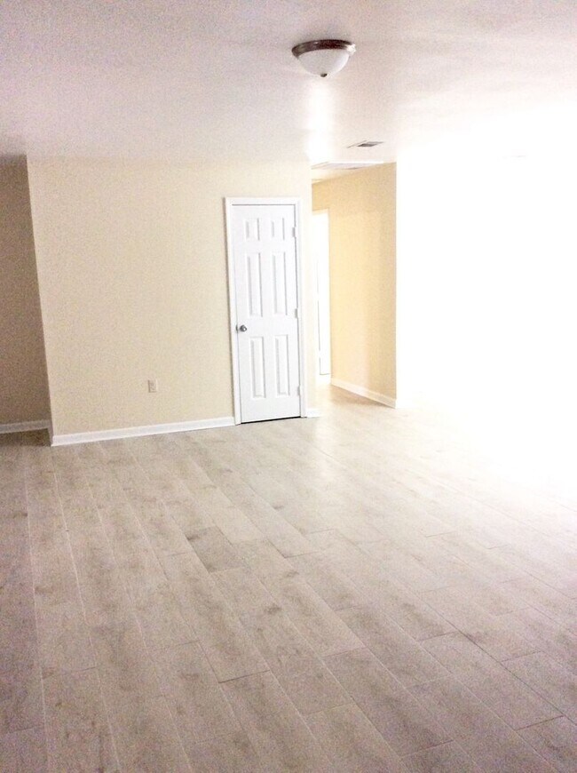 Building Photo - SPACIOUS NEWLY RENOVATED HOUSE