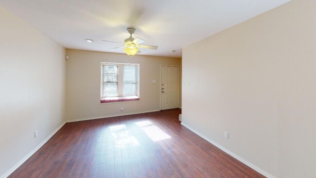 Building Photo - Charming 2/2.5 Condo at Canterbury Near Ba...