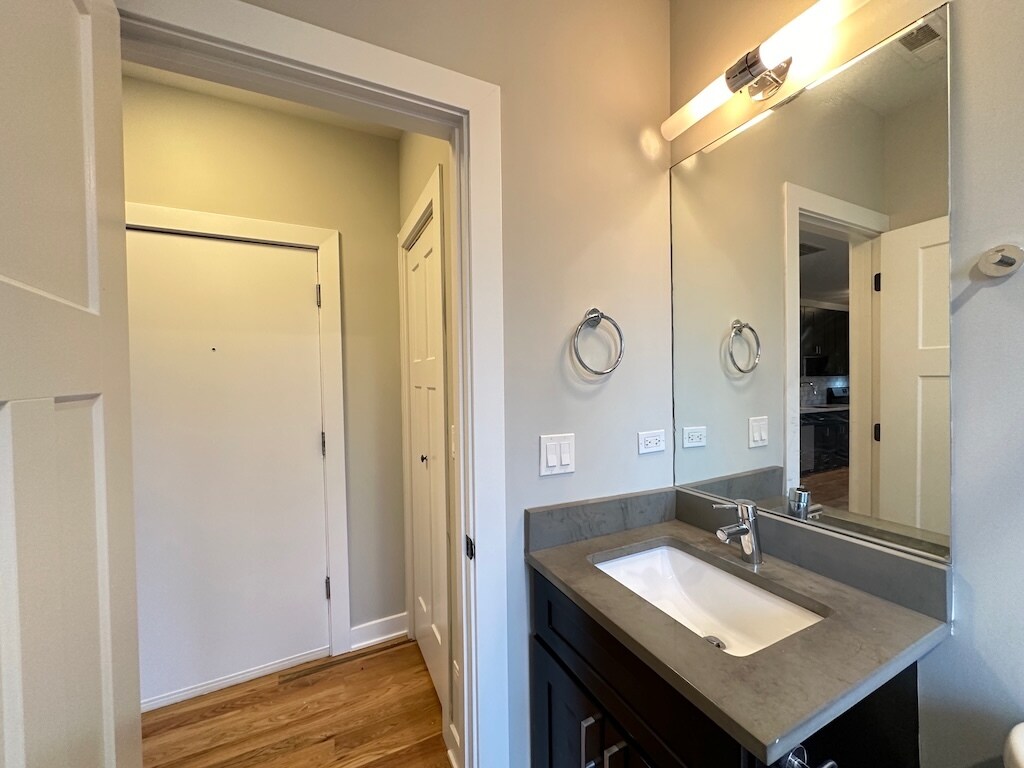 Building Photo - 2208 W Eastwood Ave