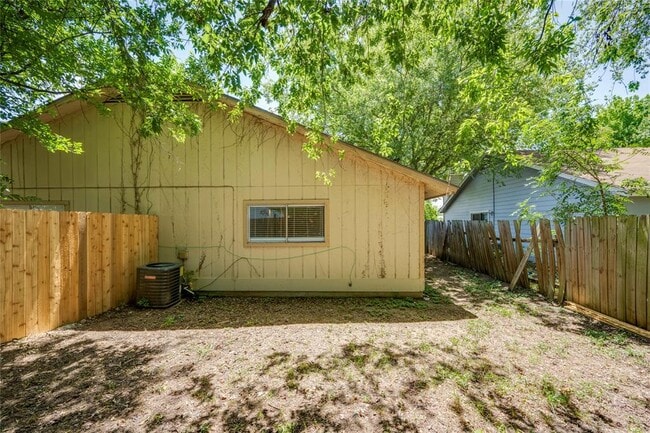 Building Photo - 6900 Branchwood Dr