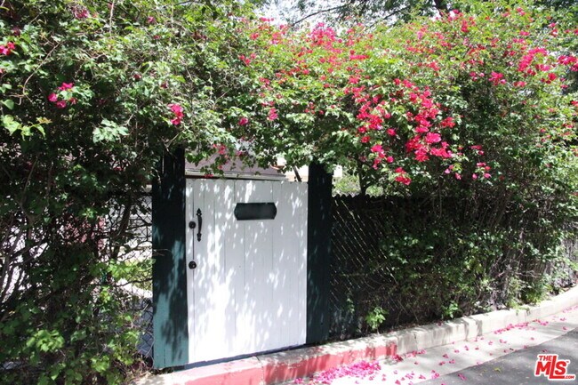 Building Photo - 15151 Encanto Dr