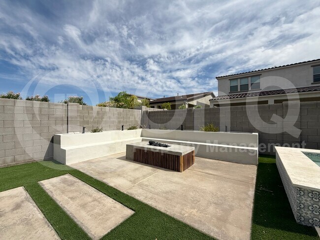 Building Photo - 10207 E Tillman Ave