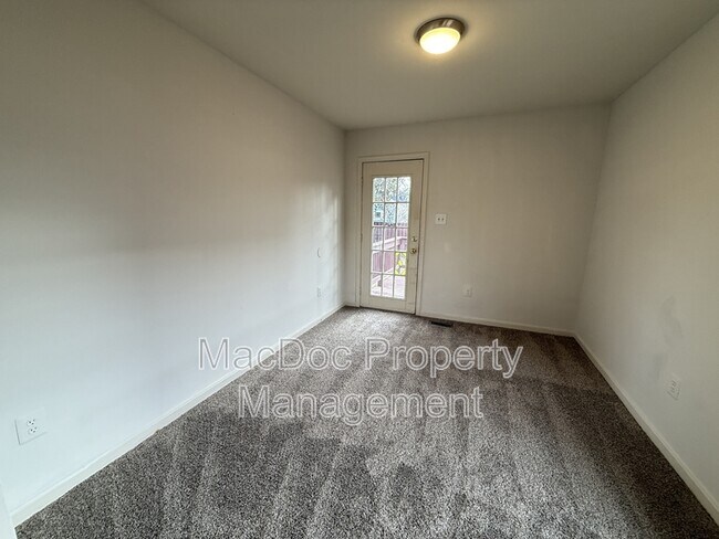 Building Photo - 227 Bend Farm Rd