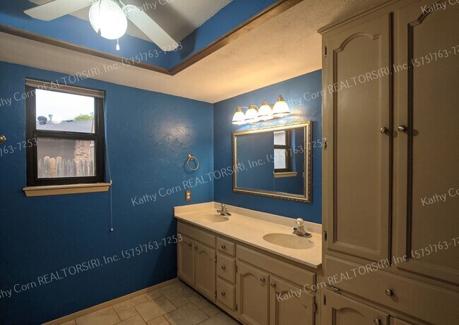Building Photo - Spacious Luxury in Colonial Park