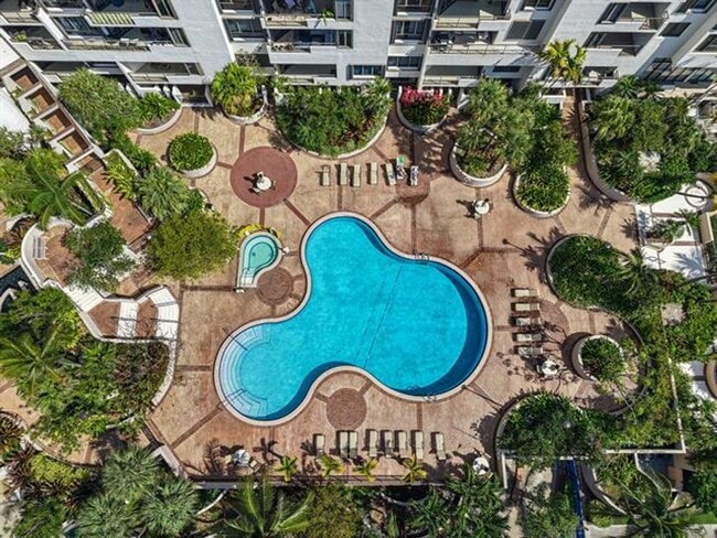 Building Photo - 520 Brickell Key Dr