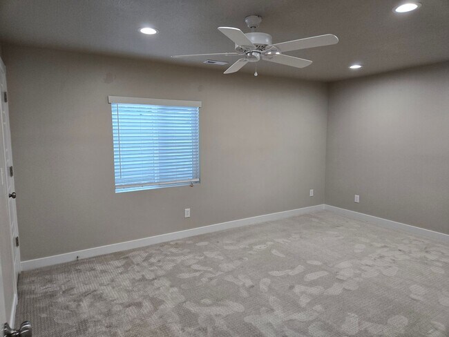 Building Photo - 2422 N Penstemon Wy