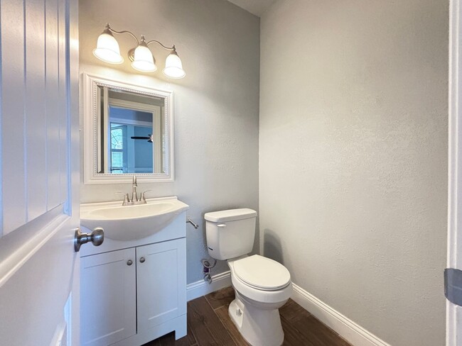 Building Photo - Updated Single Family Home with community ...