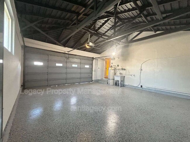 Building Photo - 5200 Fernwood Way