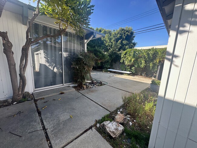 Building Photo - 3169 S Bentley Ave