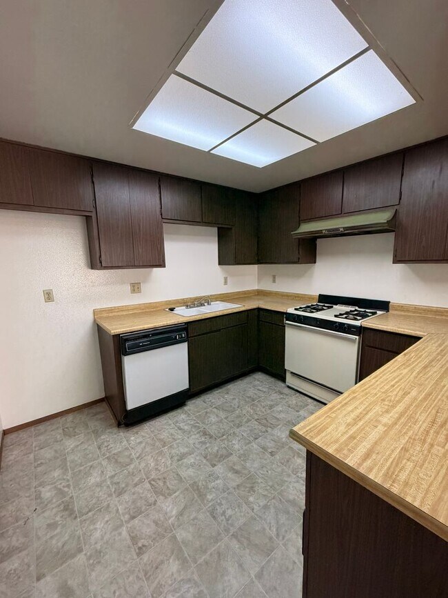 Building Photo - 6013-6013 Woodminster Cir