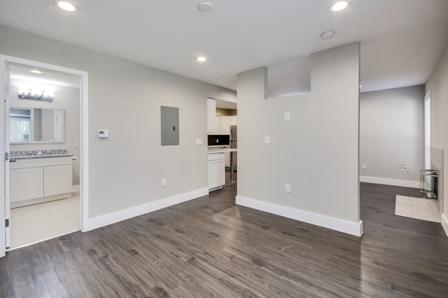 Building Photo - Available: remodeled 1 bed / 1 bath with luxury amenities