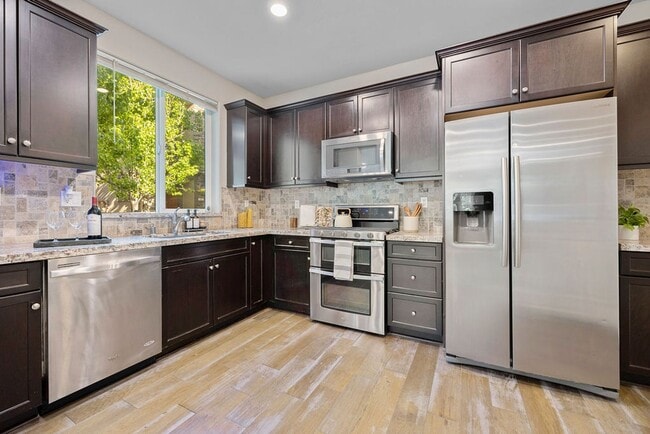 Building Photo - 5Bed/3Ba Home in Quiet Hayward Community w...