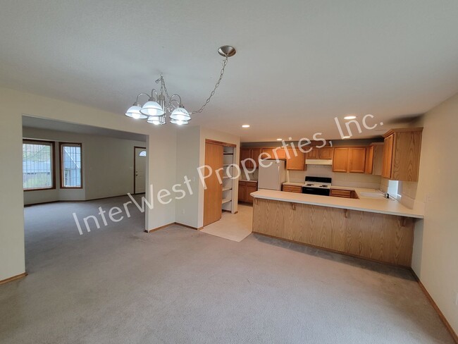 Building Photo - Tigard 3 Bd 2ba Ranch Style Home on Flag L...