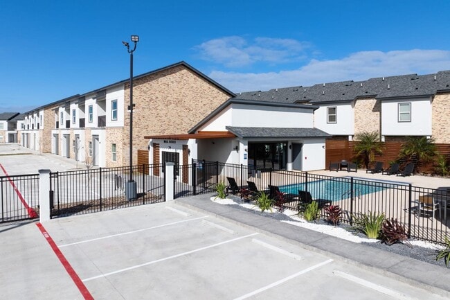 Building Photo - 651 FM511