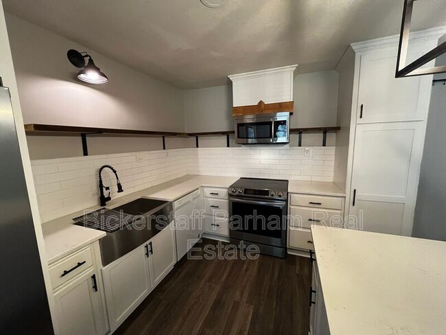 Building Photo - 5615 Buxton Dr