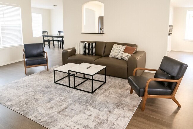 Building Photo - 5 Bedroom, 2.5 bath in Killeen