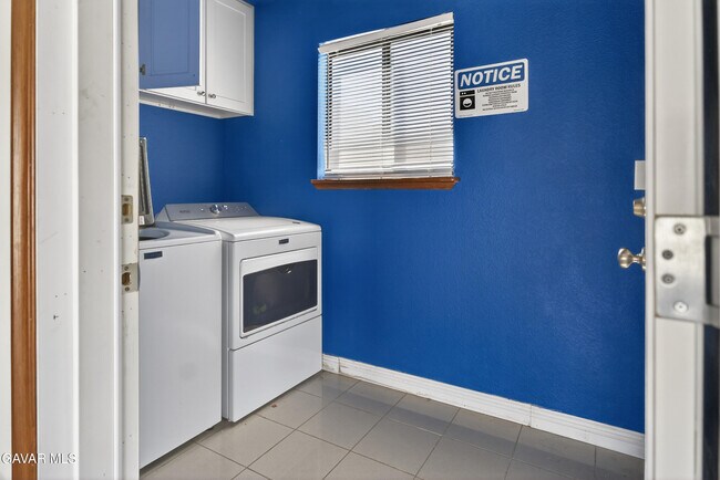 Building Photo - 41537 Poplar Cir