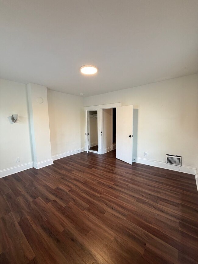 Building Photo - Spacious 3 Bed | 1.5 Bath – Prime Clintonv...