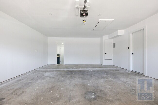 Building Photo - 3610 Alexandria Dr