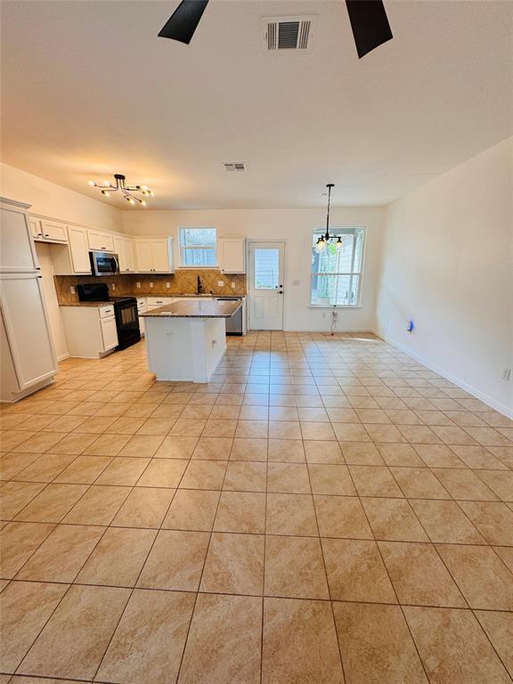 Building Photo - 402 Crater Lake Dr