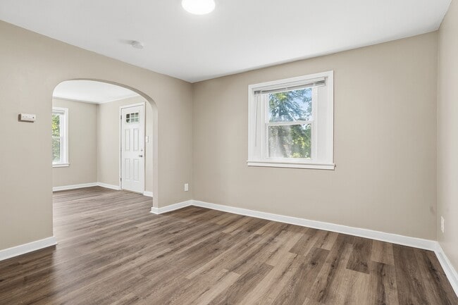 Building Photo - 624 Elm Dr