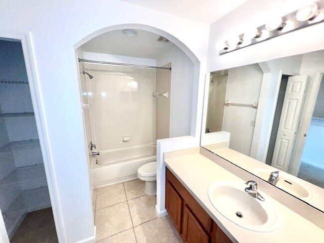 Building Photo - Remodeled Kitchen!! Wonderful Avalon Park-...