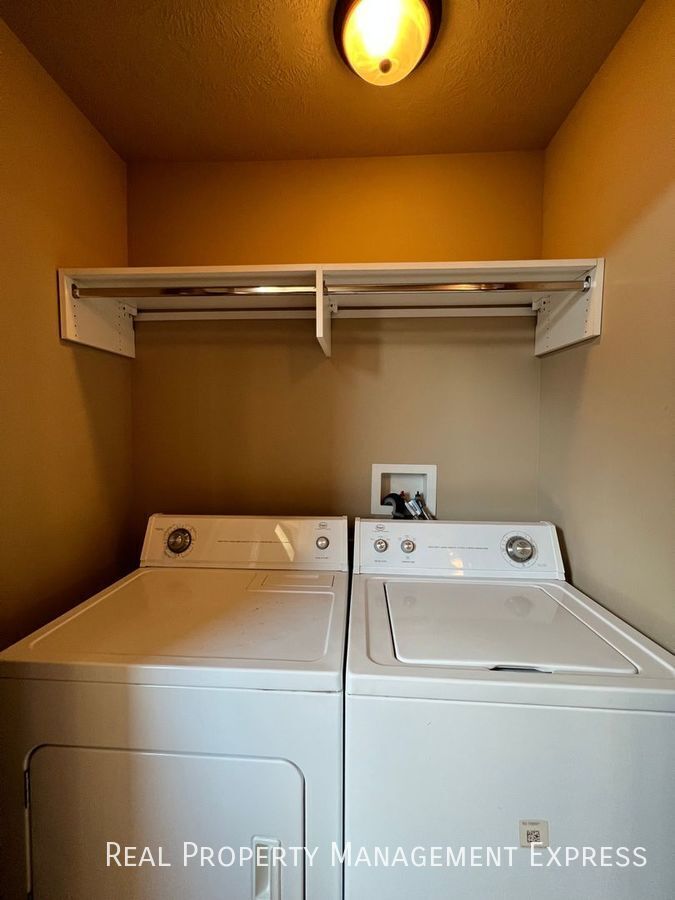 Building Photo - 2 Bedroom 2 Bathroom Townhome w/ a Single Stall Attached Garage in SW Sioux Falls