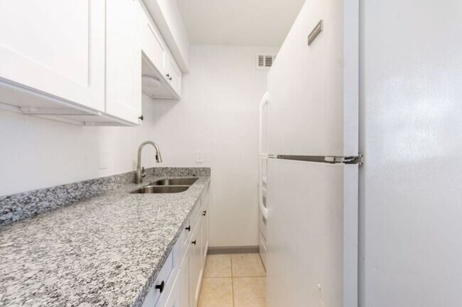 Building Photo - HALF OFF ON FIRST MONTHS RENT MOVE-IN SPECIAL