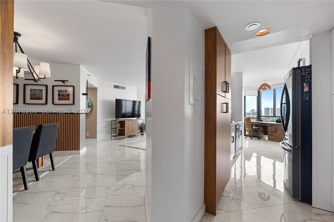 Building Photo - 1000 W Island Blvd