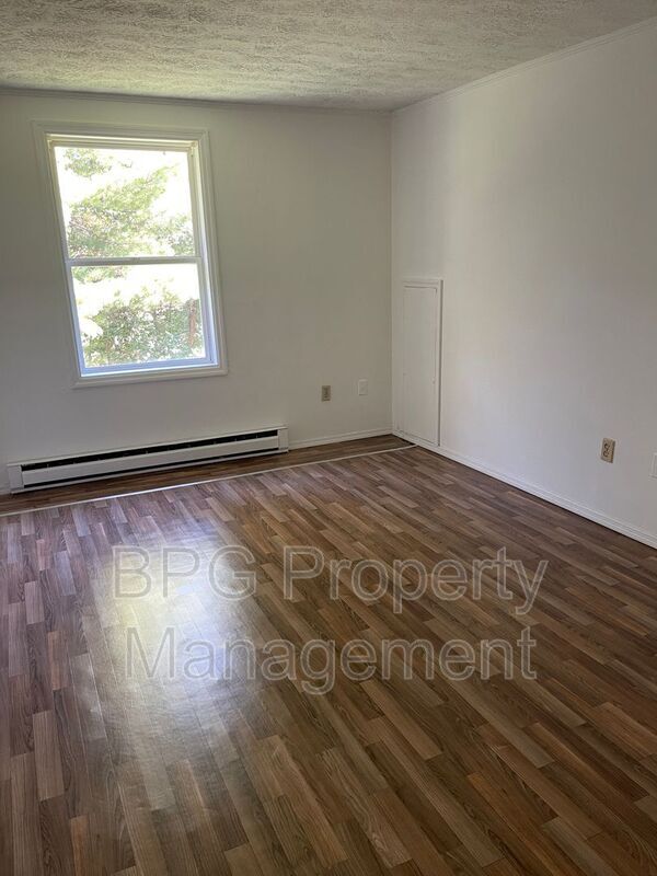 Building Photo - 123 Circle Dr