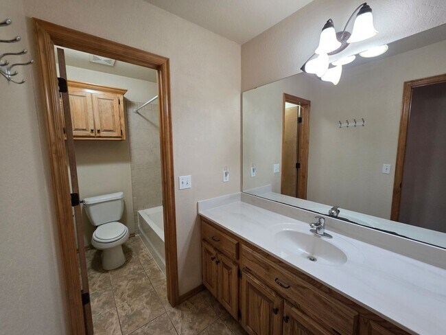 Building Photo - Great Home in Edmond School District + Ref...