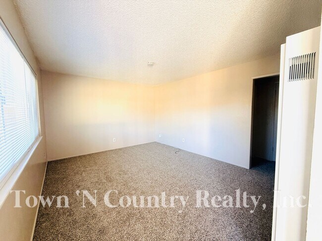 Building Photo - 215 W Alvin Dr