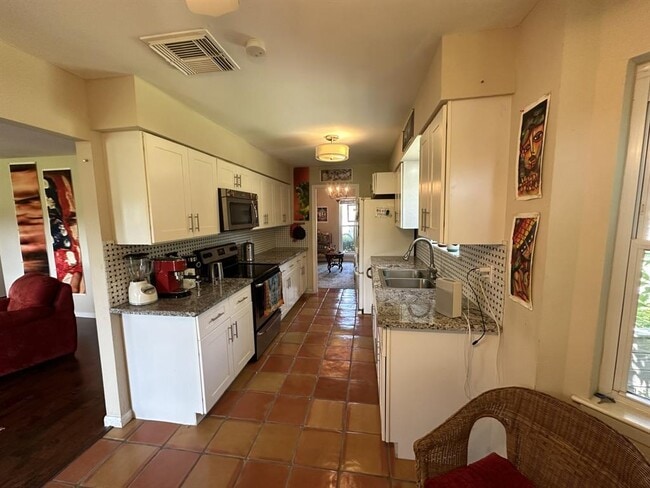 Building Photo - 15806 Torry Pines Rd