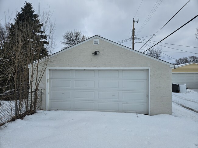 Building Photo - 5010 N Sheridan Ave