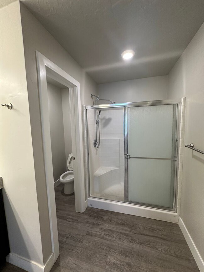 Building Photo - Charming Townhome