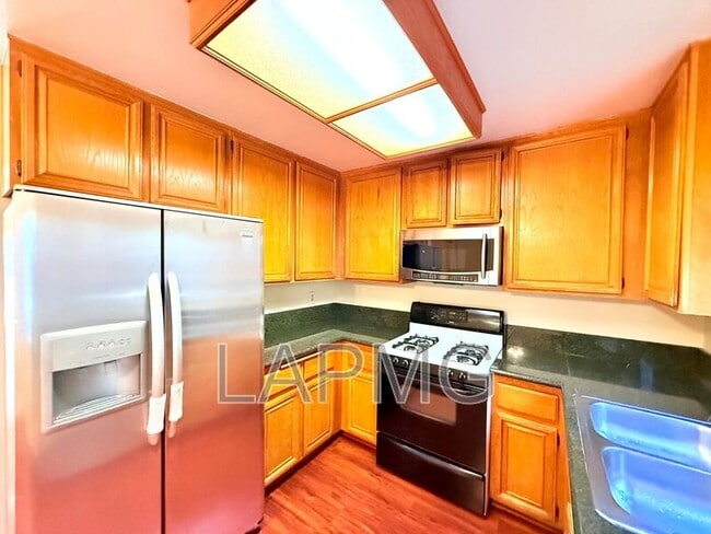 Building Photo - 12251 Moorpark St