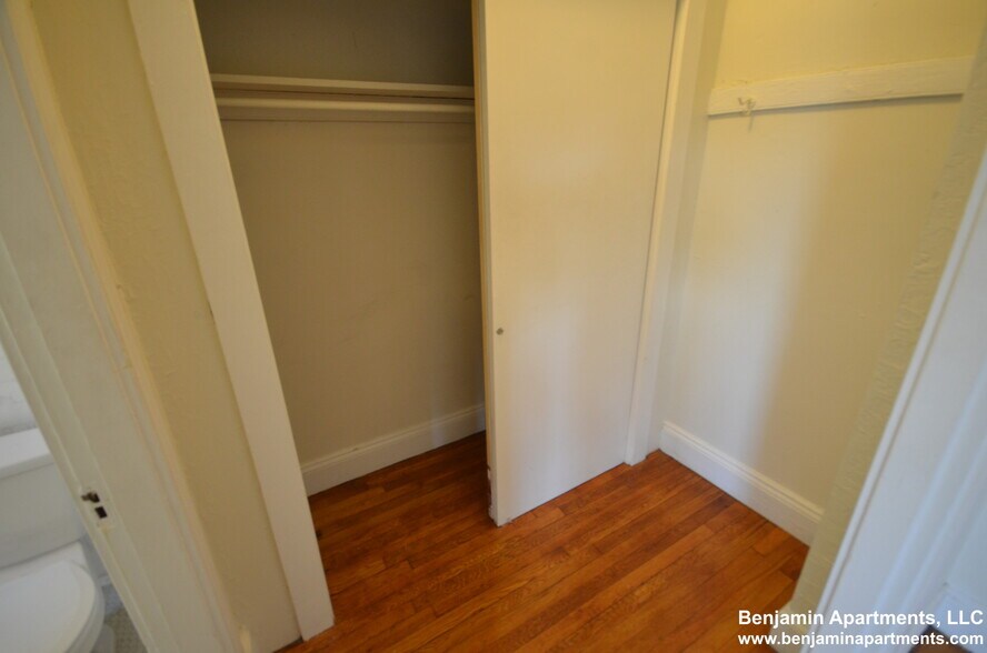 Building Photo - 235 Park Dr