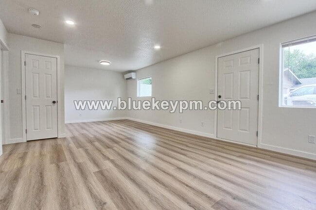 Building Photo - 1 Bed, 1 Bath Duplex Unit on Main Street in Washougal