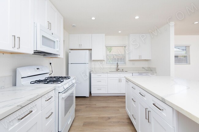 Building Photo - OPEN HOUSE: 10/25 10-11AM ~ 4BR Home with ...