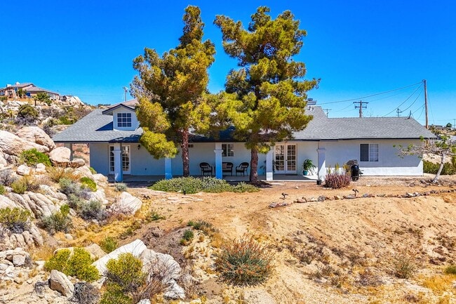 Building Photo - Western Hills Estate home/ 3 bedroom/ 2 ba...