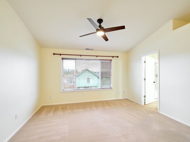 Building Photo - 643 Meadowbrook Ln