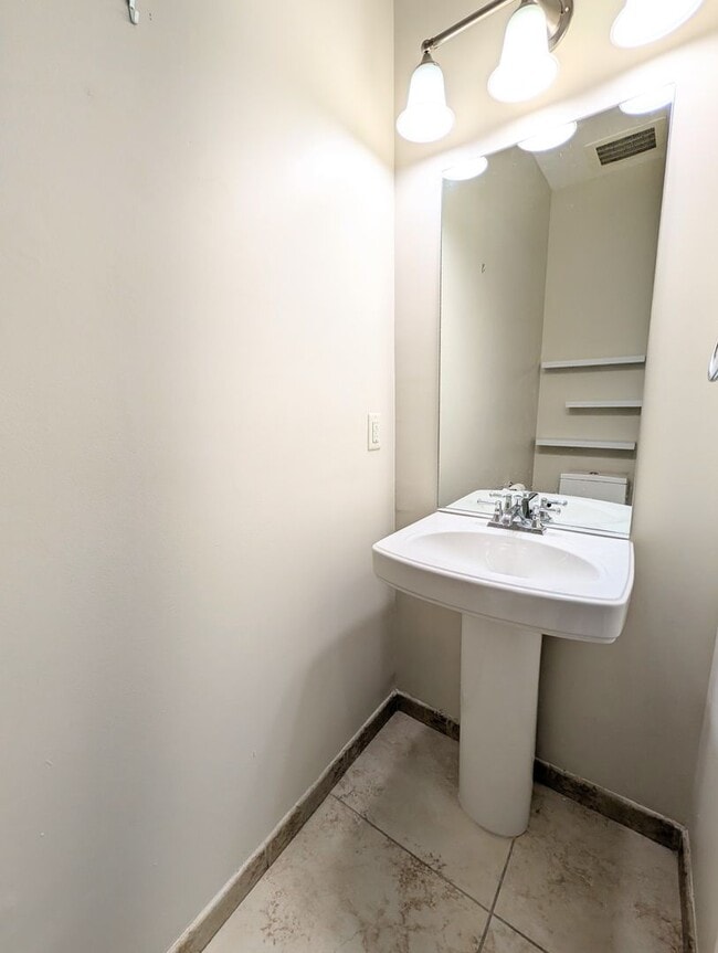 Building Photo - Modern 1BR/1BA Condo with 2 Parking Spaces – Prime Coral Gables Location