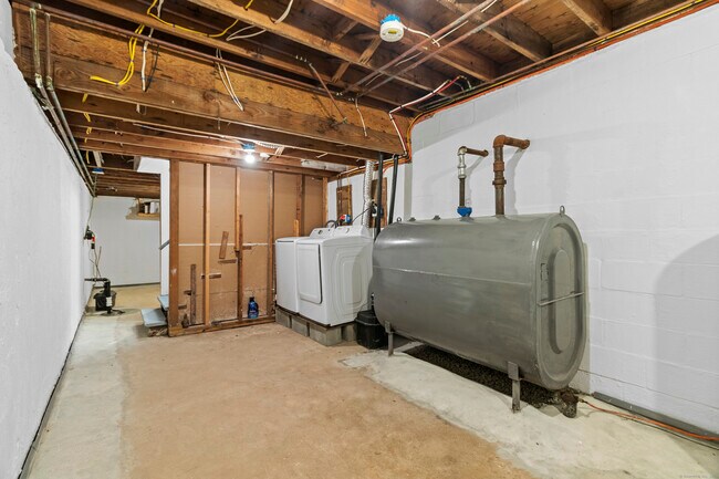 Building Photo - 518 Merrow Rd