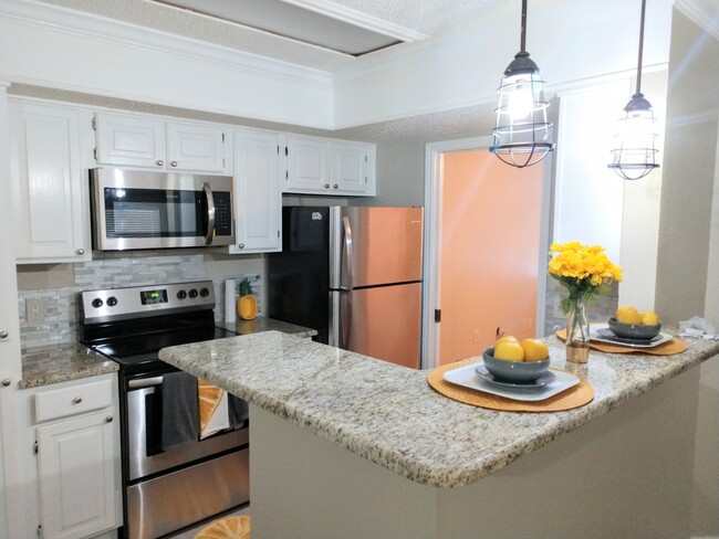 Building Photo - $1495 – 2 Bed / 1 Bath Condominium in cent...
