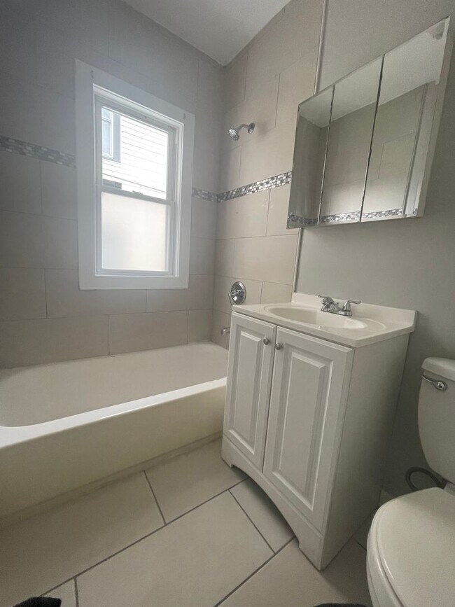 Building Photo - Beautiful 3 Bedroom house for Rent in Calumet City, IL AVAILABLE NOW!!