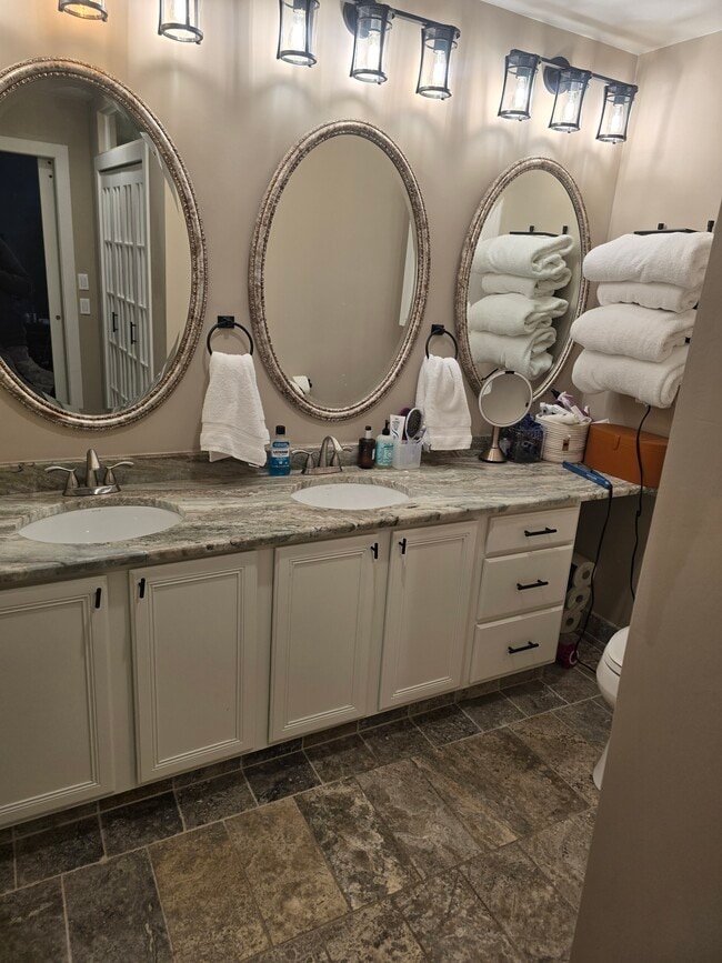 Building Photo - 1802 W Diversey Pkwy