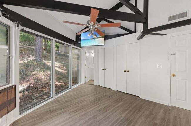 Building Photo - 801 Hilltop Cir