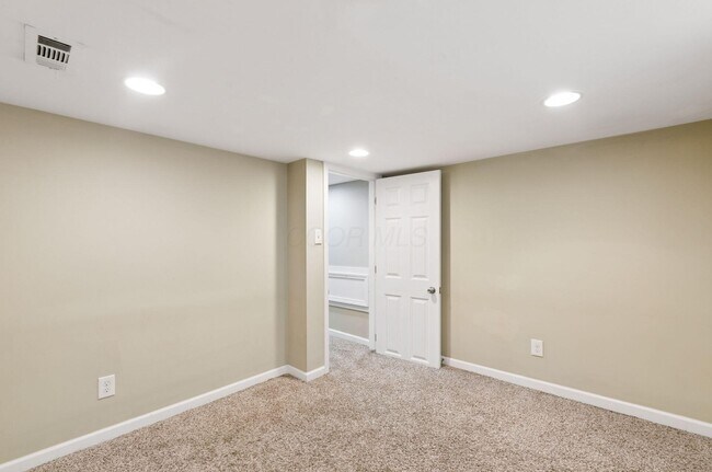 Building Photo - 557 E Royal Forest Blvd