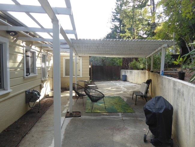 Building Photo - TWO BED / 2 BATH HOME WITH BONUS ROOM ON W...